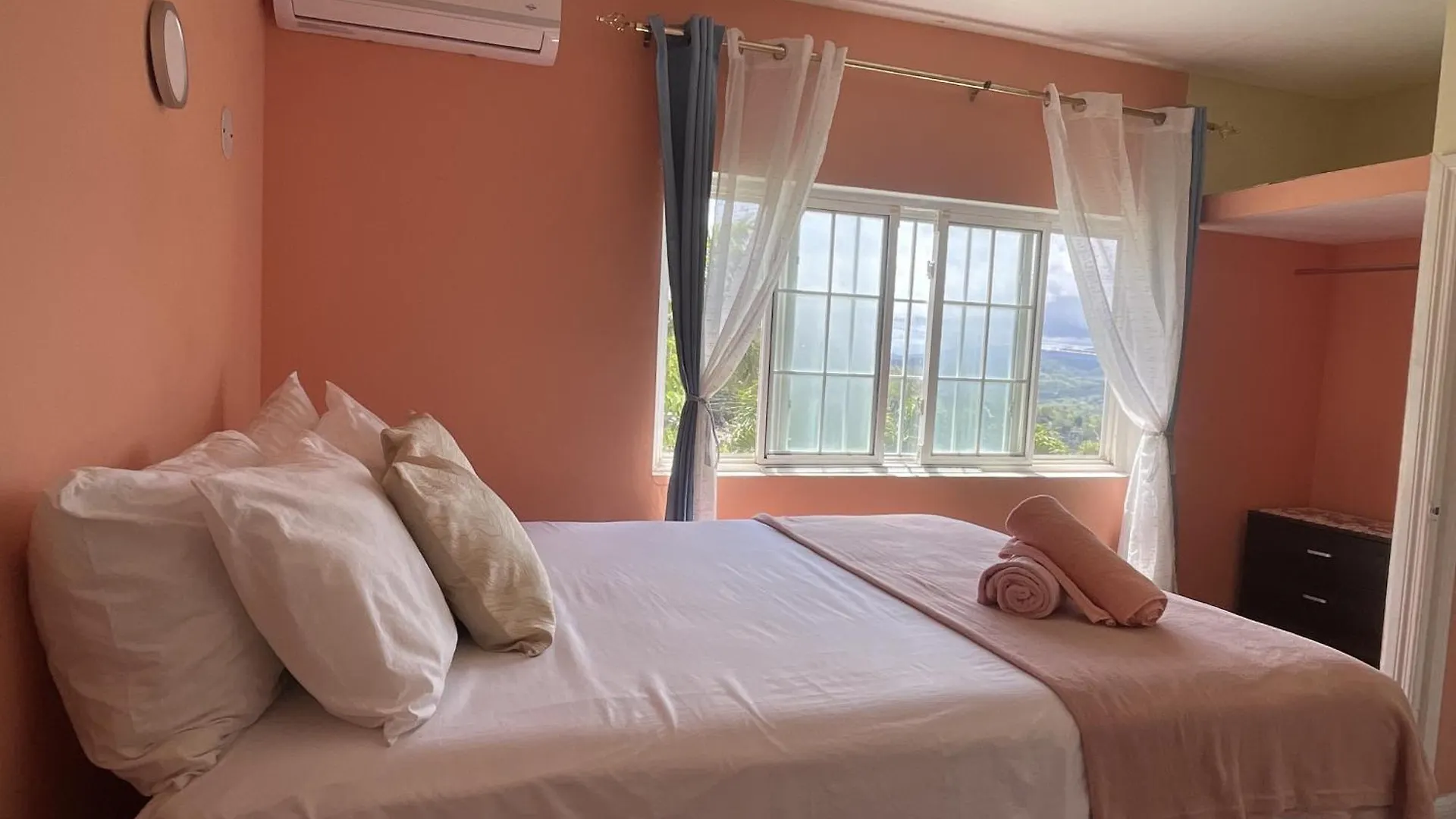 Skyline Suites, Queen, Ocean Views Condo Montego Bay Apartment